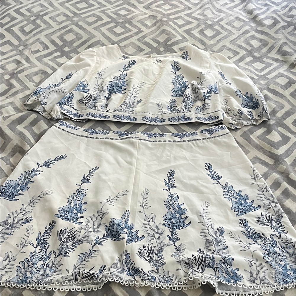 ❤️ 6 for 20 ❤️ SHEIN Curve Floral Two-Piece in White and Blue